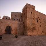 Crocevia fondamentale del sistema viario tra Bari, Matera e Salerno fu poi Sannicandro. I Normanni vi arrivarono alla fine dell�XI secolo e ribattezzarono San Nicandro il castello che sorgeva nei pressi di un villaggio chiamato Siziro